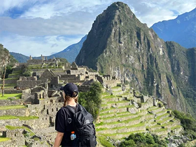 Kvinne utforsker Machu Picchu