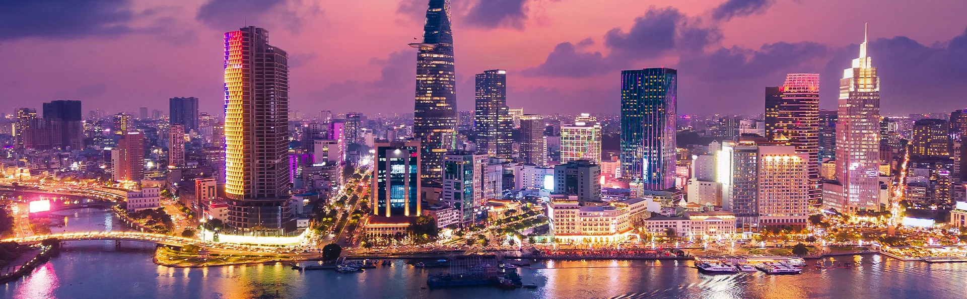 Panoramautsikt over Ho Chi Minh City i solnedgangslyset