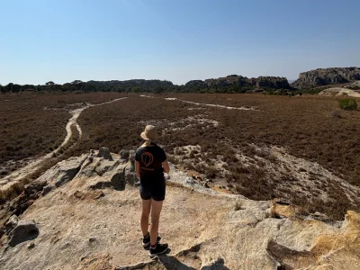 Vår Product Manager for Afrika, Winnie, i Isalo nasjonalpark på Madagaskar