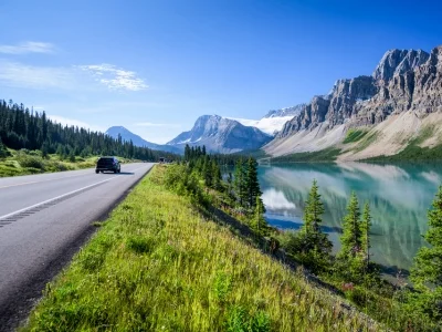 Bil kjører på Icefield Parkway nær Banff
