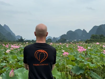 Claus ser ut over åkrene i Yangshuo, Kina