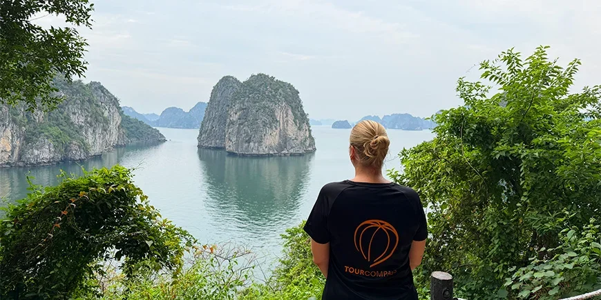 Michelle fra TourCompass ser utover Bai Tu Long-bukten i Vietnam