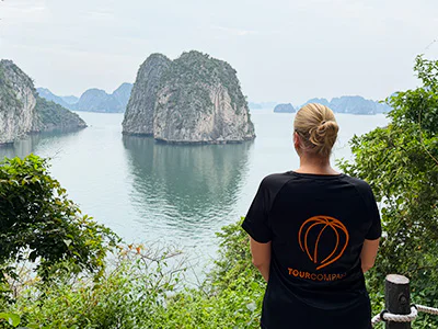 Michelle fra TourCompass ser ut over Bai Tu Long-bukten i Vietnam