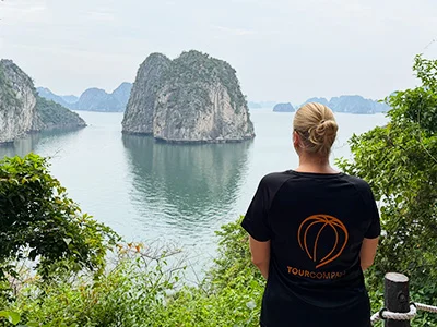Michelle fra TourCompass ser ut over Bai Tu Long-bukten i Vietnam