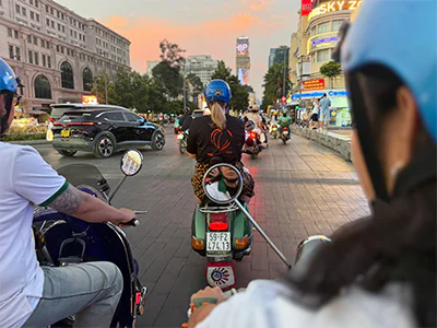 Michelle fra TourCompass på vespa i Ho Chi Minh City