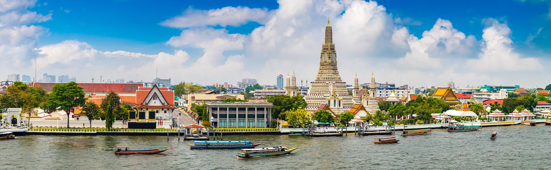 Panorama over Wat Arun-tempelet i Bangkok, Thailand, på en sommerdag