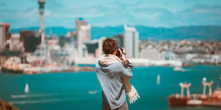 Kvinne som tar bilder i Auckland