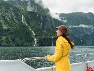 Kvinne som seiler i Milford Sound, New Zealand