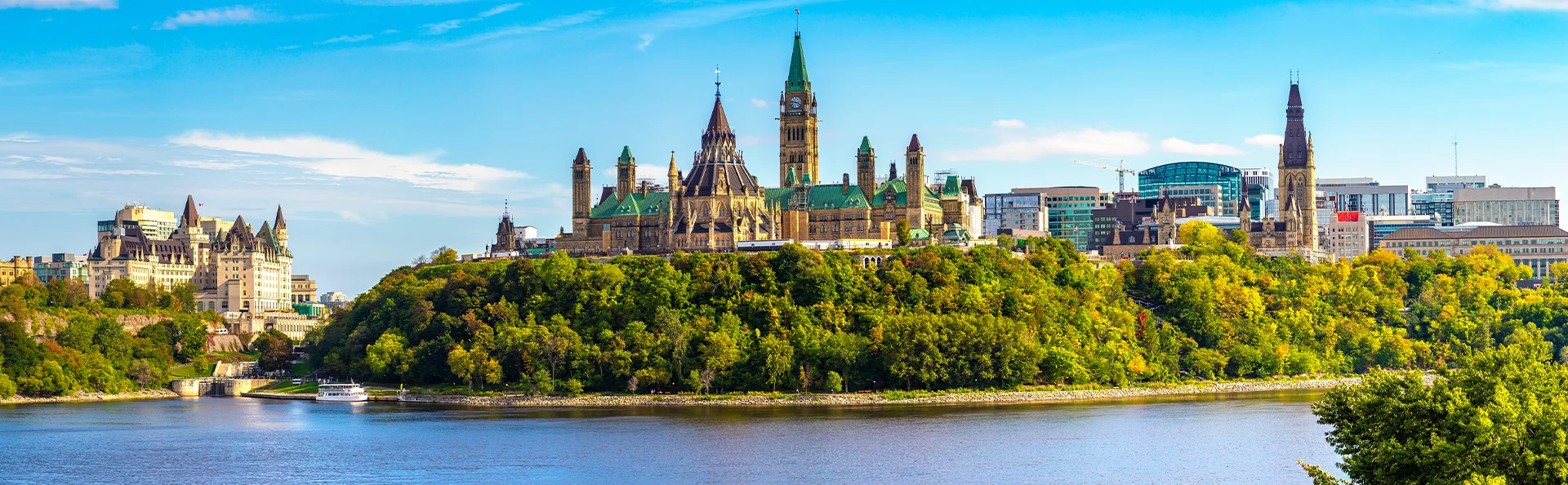 Panoramautsikt over det canadiske parlamentet i Ottawa og elven på en solskinnsdag, Canada