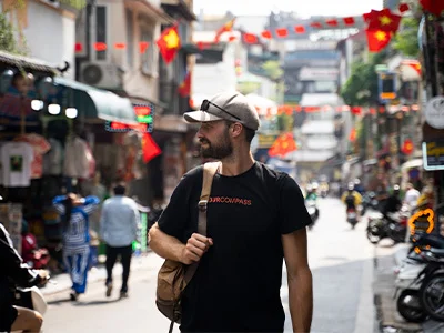 Mann går nedover en gate i Hanoi i Vietnam