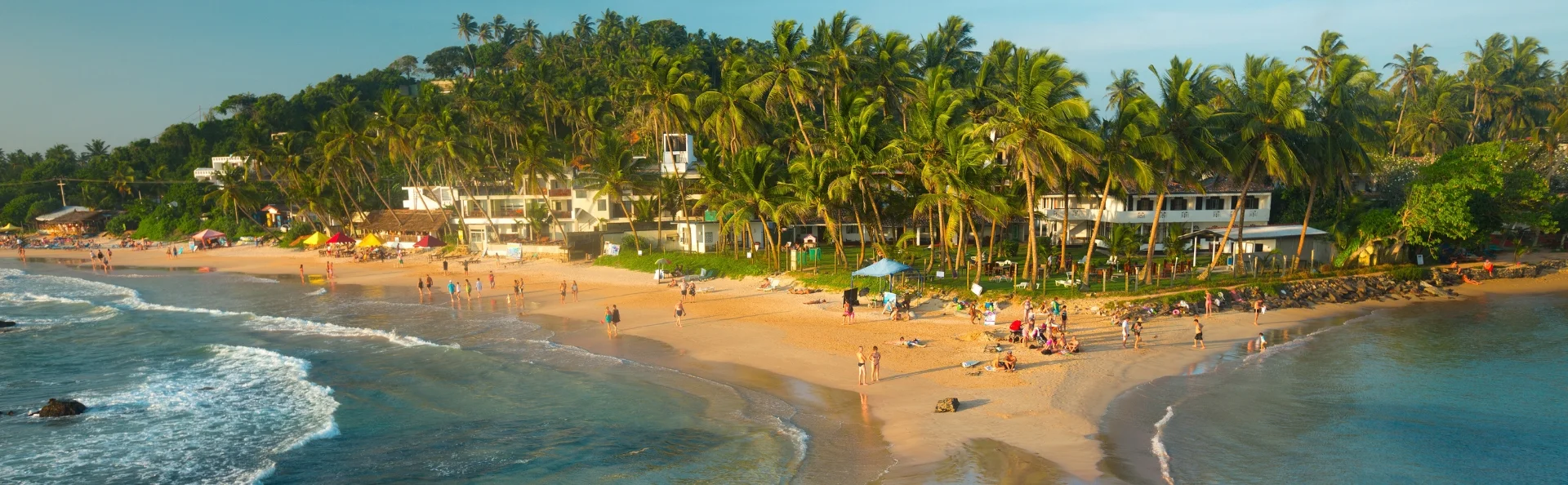 Tropisk strand i byen Mirissa på Sri Lanka
