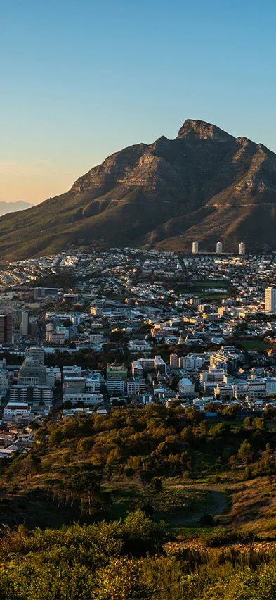 Cape Town sett fra oven i solnedgangens skjær