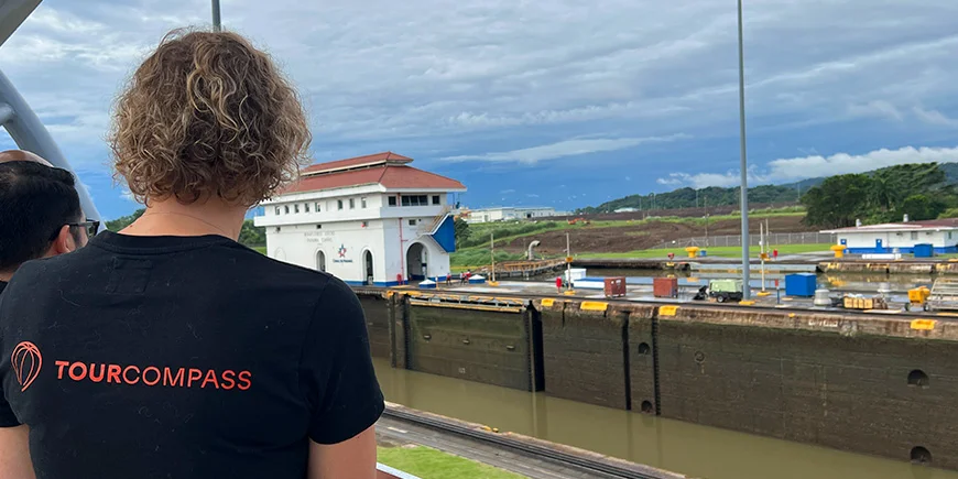 Meike fra TourCompass ved Miraflores-slusene ved Panamakanalen