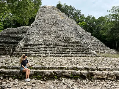 Nadia besøker noen maya-ruiner i Mexico