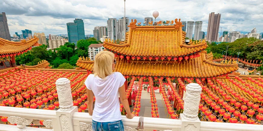 Kvinne ser ut over Thean Hou-tempelet i Kuala Lumpur