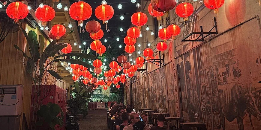 Røde lanterner og folk som spiser på Kwai Chai Hong i Chinatown, Kuala Lumpur