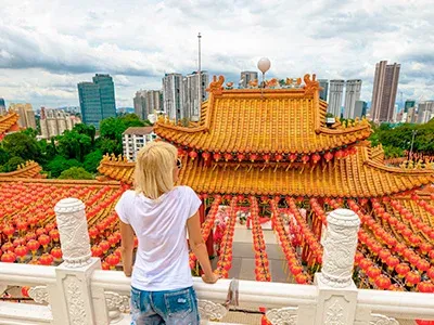 Kvinne ser ut over Thean Hou-tempelet i Kuala Lumpur