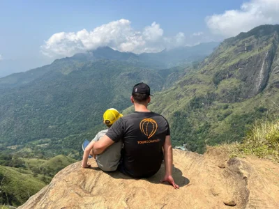 Far og sønn på Little Adam’s Peak på Sri Lanka