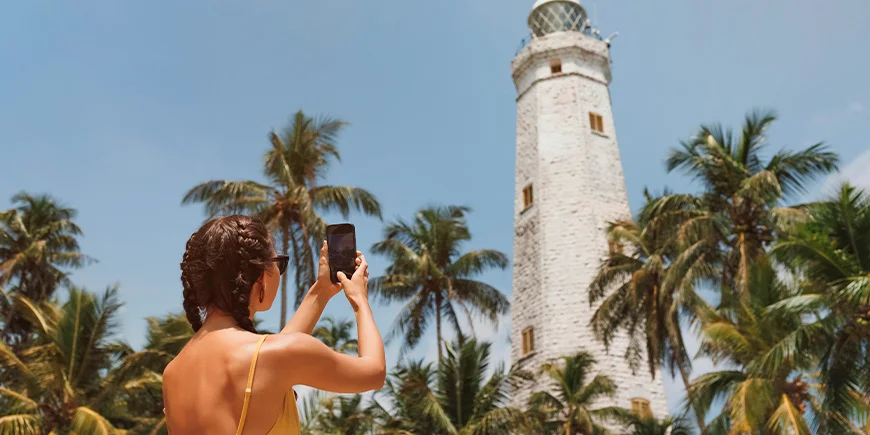 Jente som tar et bilde ved fyret i Galle, Sri Lanka