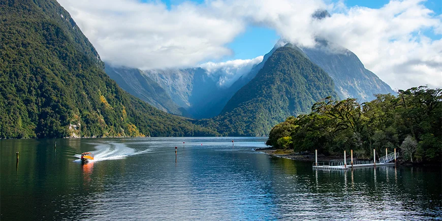 Milford Sound i Fiordland nasjonalpark i New Zealand.