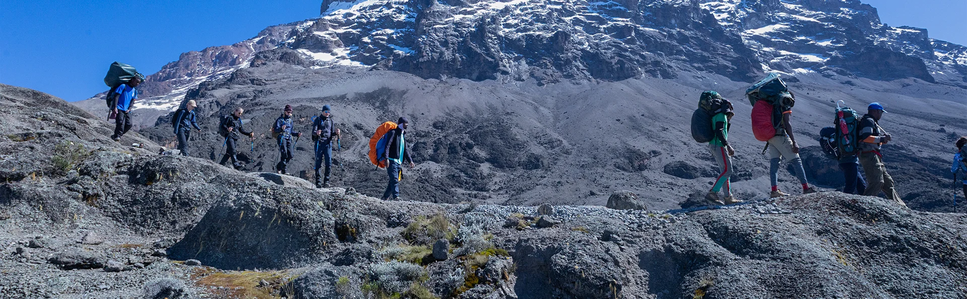 En gruppe mennesker går opp på Kilimanjaro via Machame-ruten