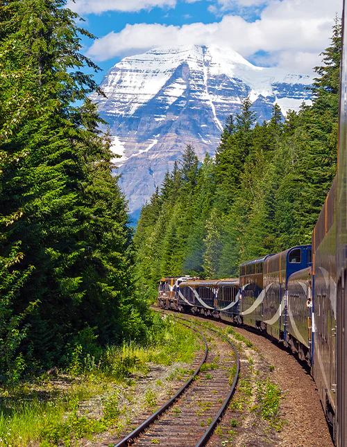 Mount Robsons topp om sommeren, sett fra Rocky Mountaineer-toget, mens toget passerer gjennom Mount Robson Provincial Park