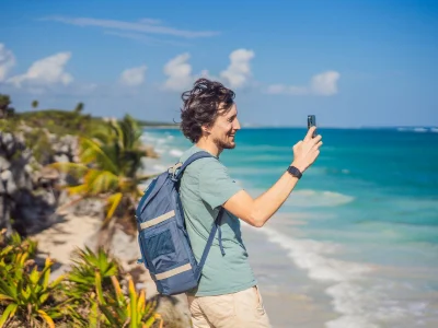 Mann tar bilder av omgivelsene i Tulum i Mexico