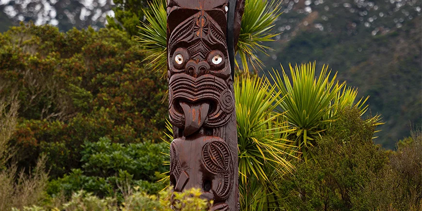 Tradisjonell Pou Whenua-trepæl, et symbol på maori-kulturen