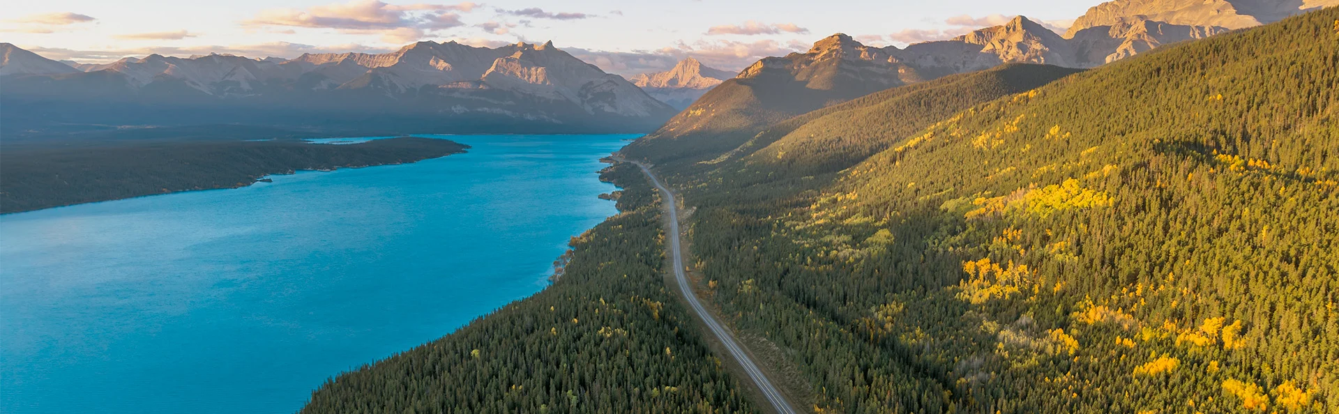 Utsikt over veien ved Abraham Lake i Alberta, nær Banff og Jasper