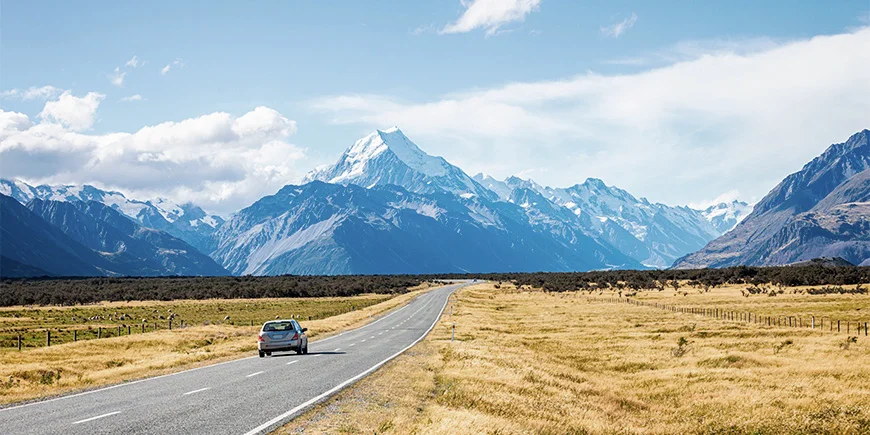 Bil som kjører gjennom vakre landskap i New Zealand