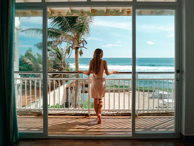 Kvinne nyter utsikten fra et hotell i Sri Lanka