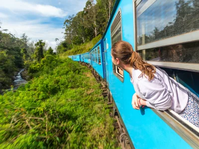 Kvinne ser ut av togvinduet på Sri Lanka