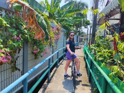 Katja på sykkel i Bangkok