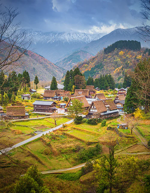 Utsikt over fjelllandsbyen Shirakawa-go