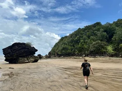 Michelle fra TourCompass vandrer i Bako nasjonalpark på Borneo i Malaysia