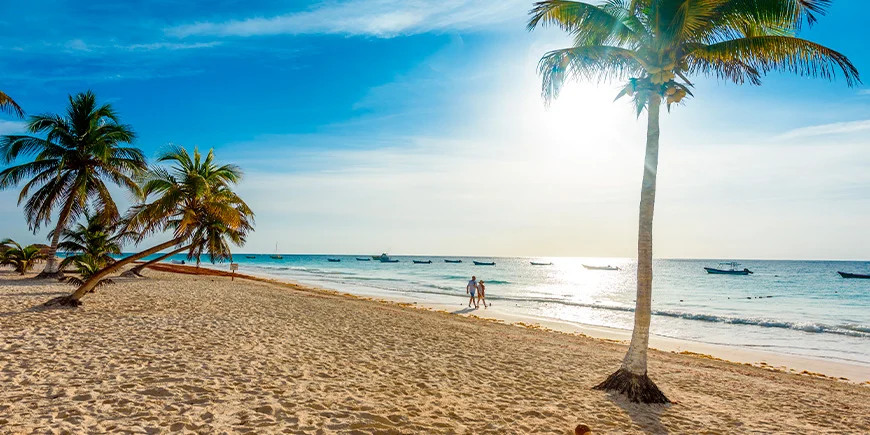 Par som går på Playa Paraiso nær Tulum i Mexico.