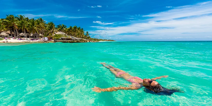 Kvinne i vannet ved Tulum Beach