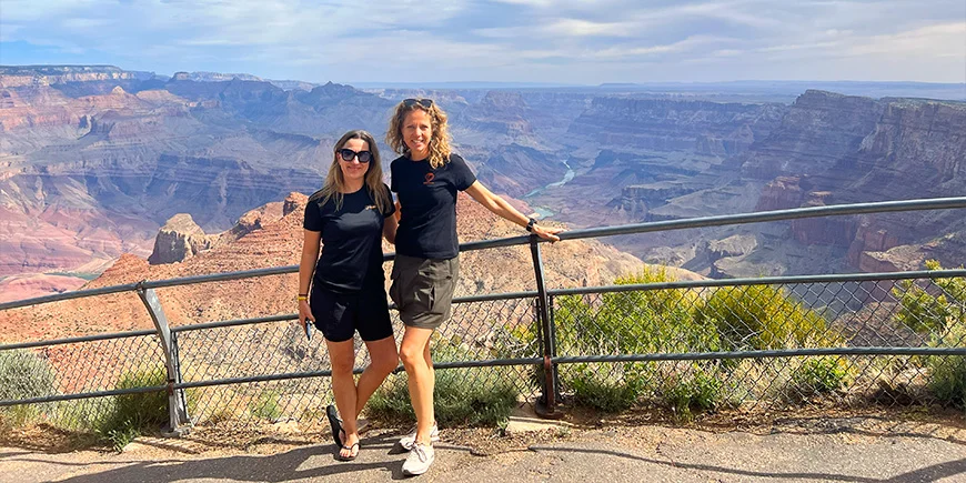 To kvinner står ved et utsiktspunkt ved Grand Canyon i USA