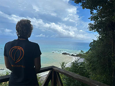 Meike ser utover vannet i Corcovado nasjonalpark