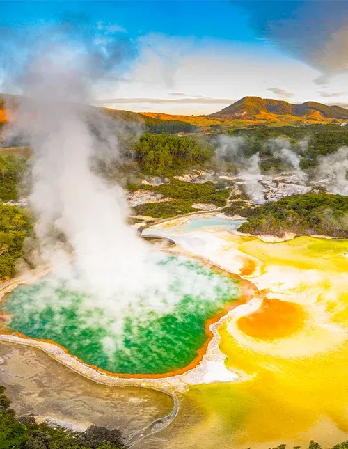 Fargerikt geotermisk reservat med varme svovelkilder på New Zealands Nordøya.