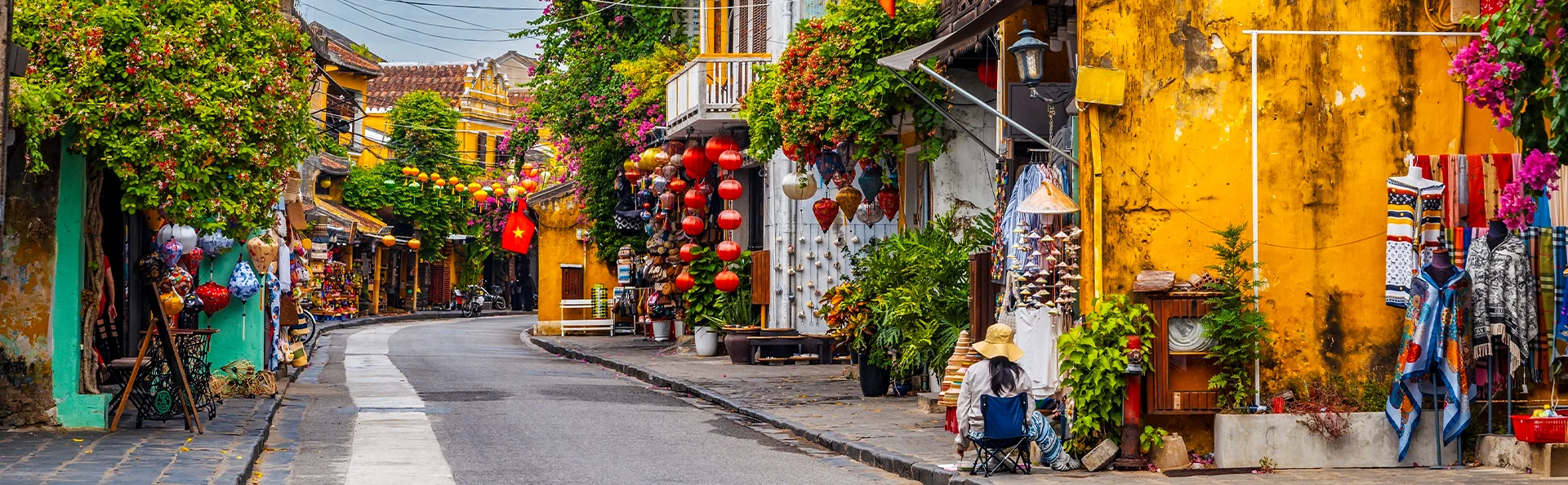 Gamle, gule hus og bygninger i gamlebyen i Hoi An, Vietnam