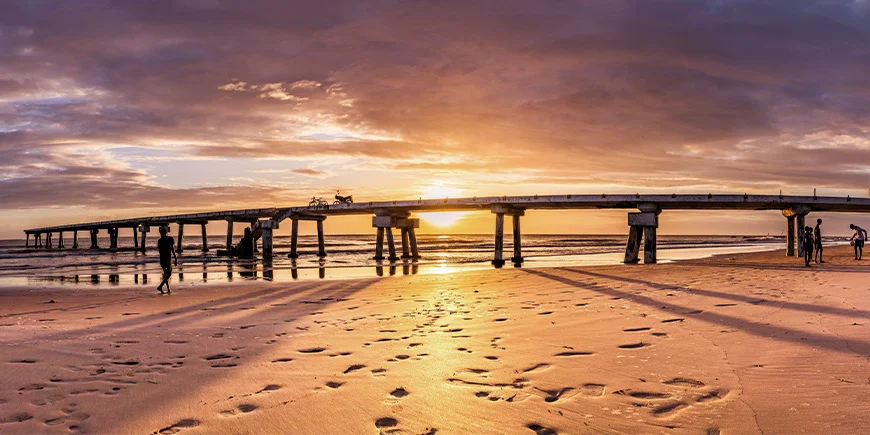 Solnedgang over Butwani-broen i Malindi på kysten av Kenya
