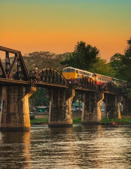 Tog på broen over River Kwai i Kanchanaburi, Thailand